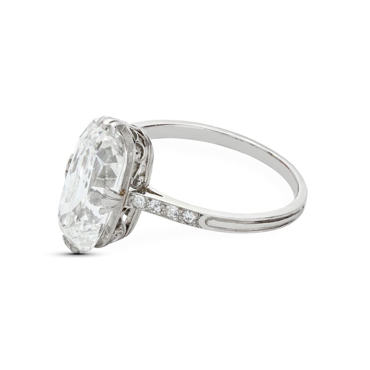 ANTIQUE MOVAL-SHAPED DIAMOND AND PLATINUM RING